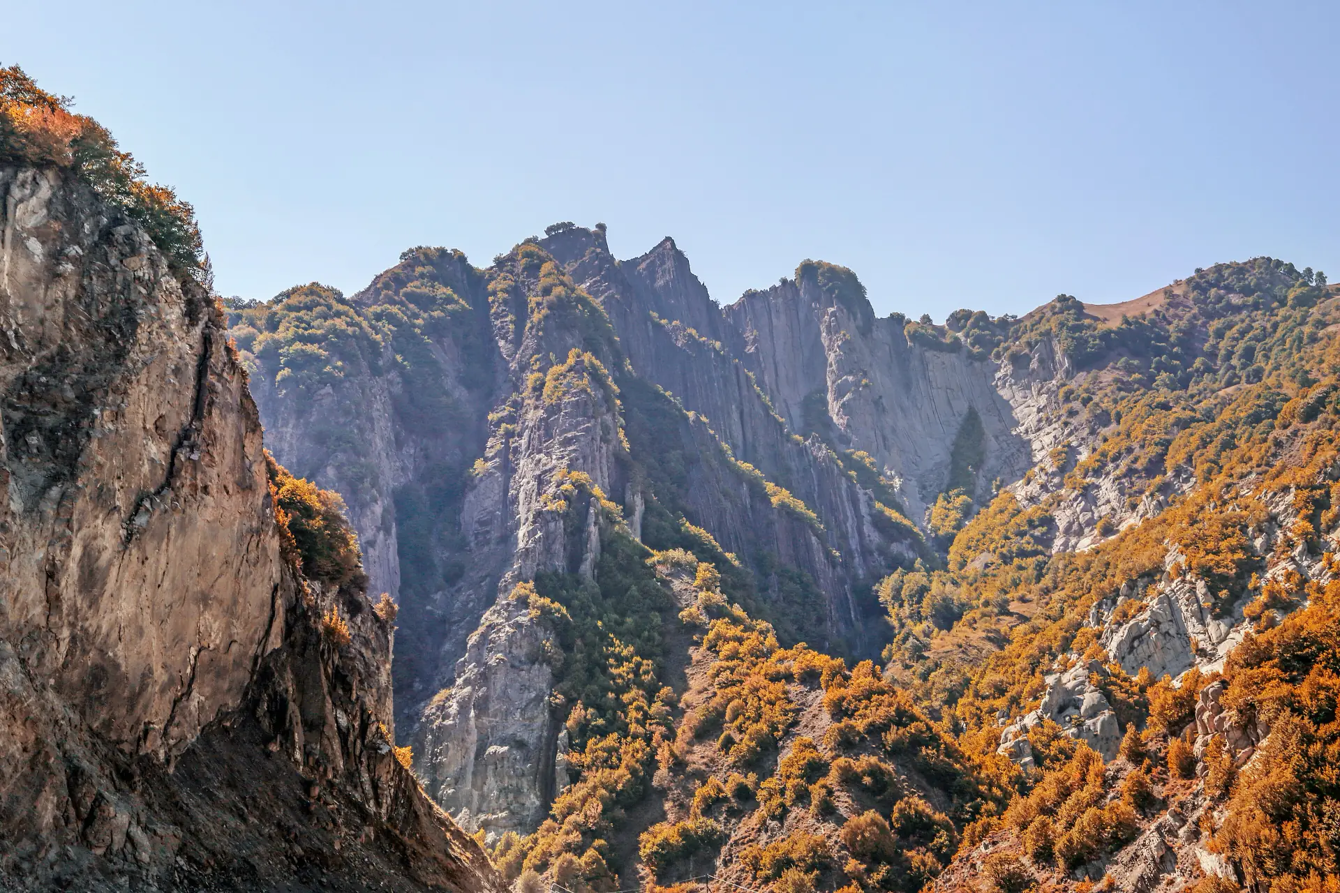 The gorge on the road up to Lahij, autumn colour on the rock faces.