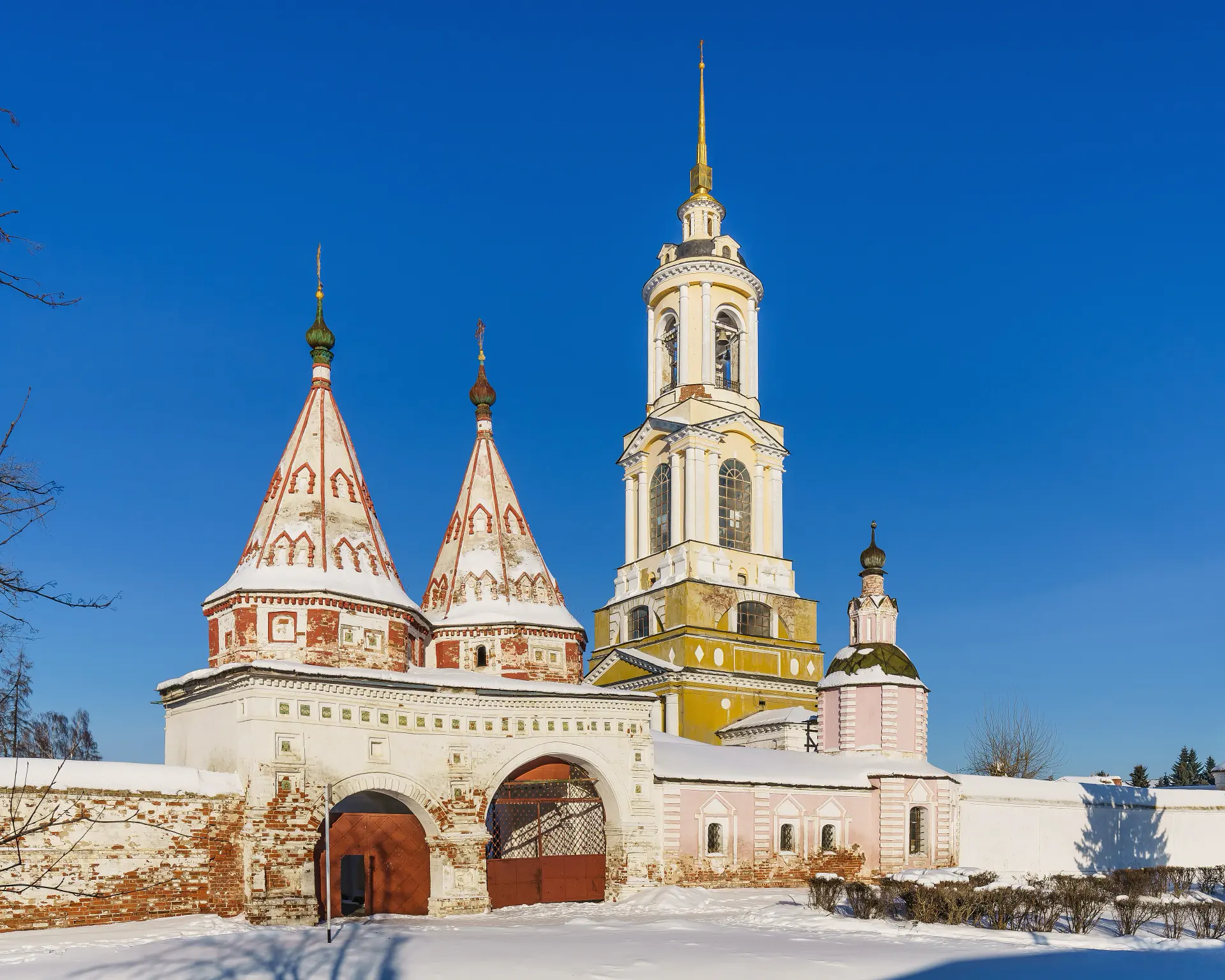 The gate church and bell tower of the Rizopolozhensky monastery at Suzdal.