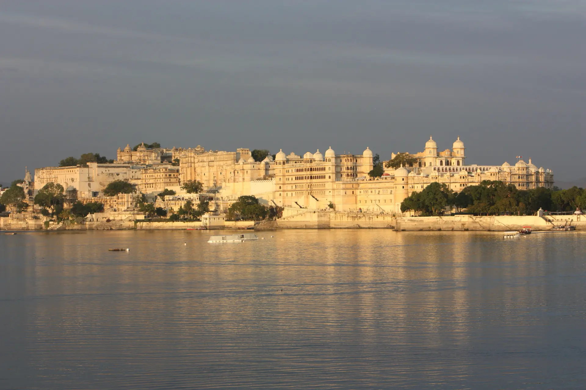 The City Palace at Udaipur stretched along the shore of Lake Pichola.